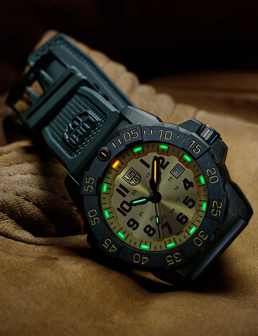 Luminox Neavy Seal Gold Quartz XS.3505.GP.1 45mm 20 ATM Black Dial Men's Watch